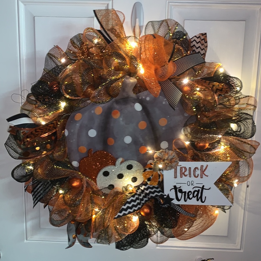 NEW HANDMADE HALLOWEEN TRICK OR TREAT PUMPKIN WREATH WITH LIGHTS